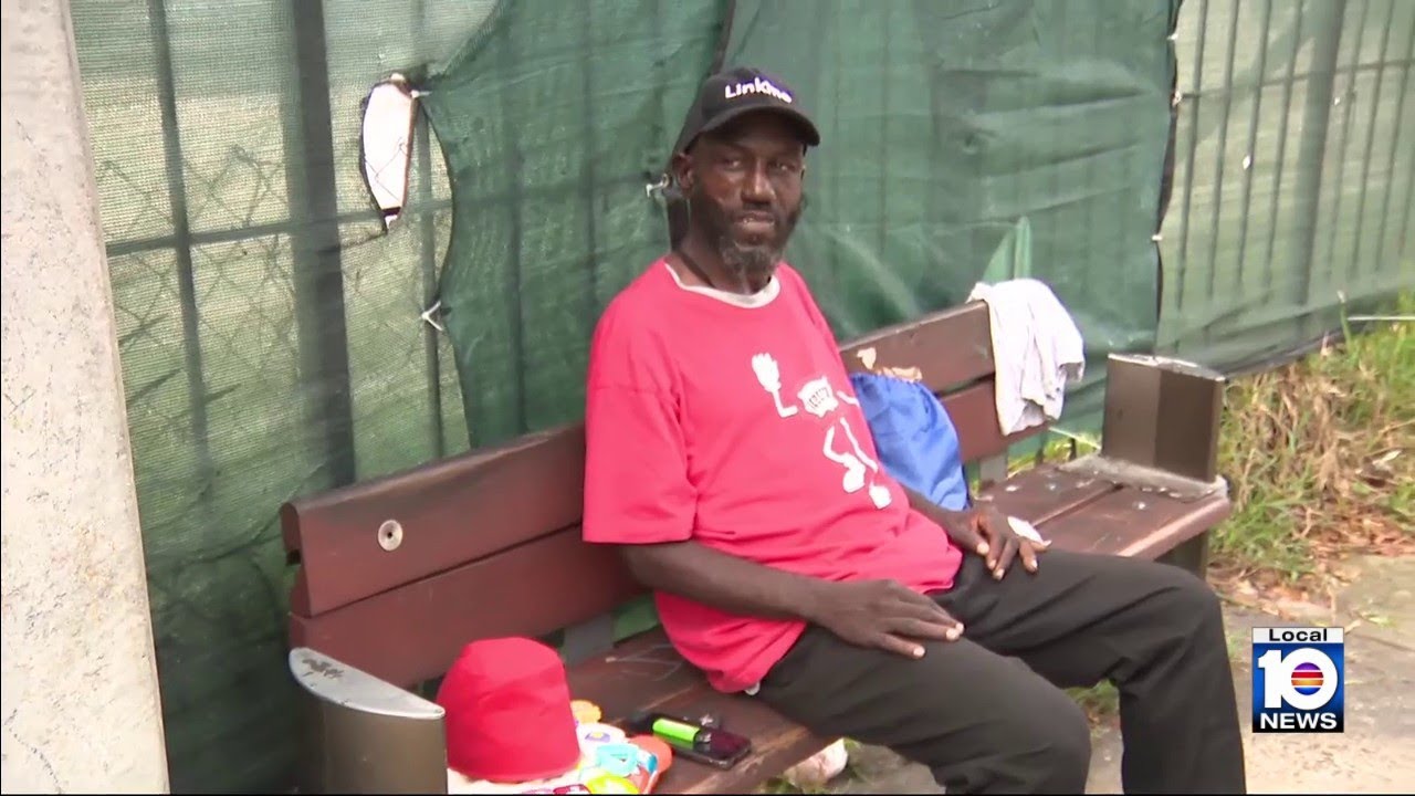 Man speaks to Local 10 after finding young boy alone in Miami - YouTube