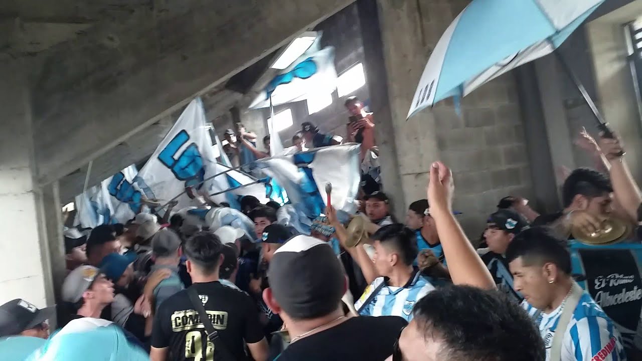 La hinchada de Gimnasia de Jujuy entrando a la tribuna | Los De Siempre - YouTube