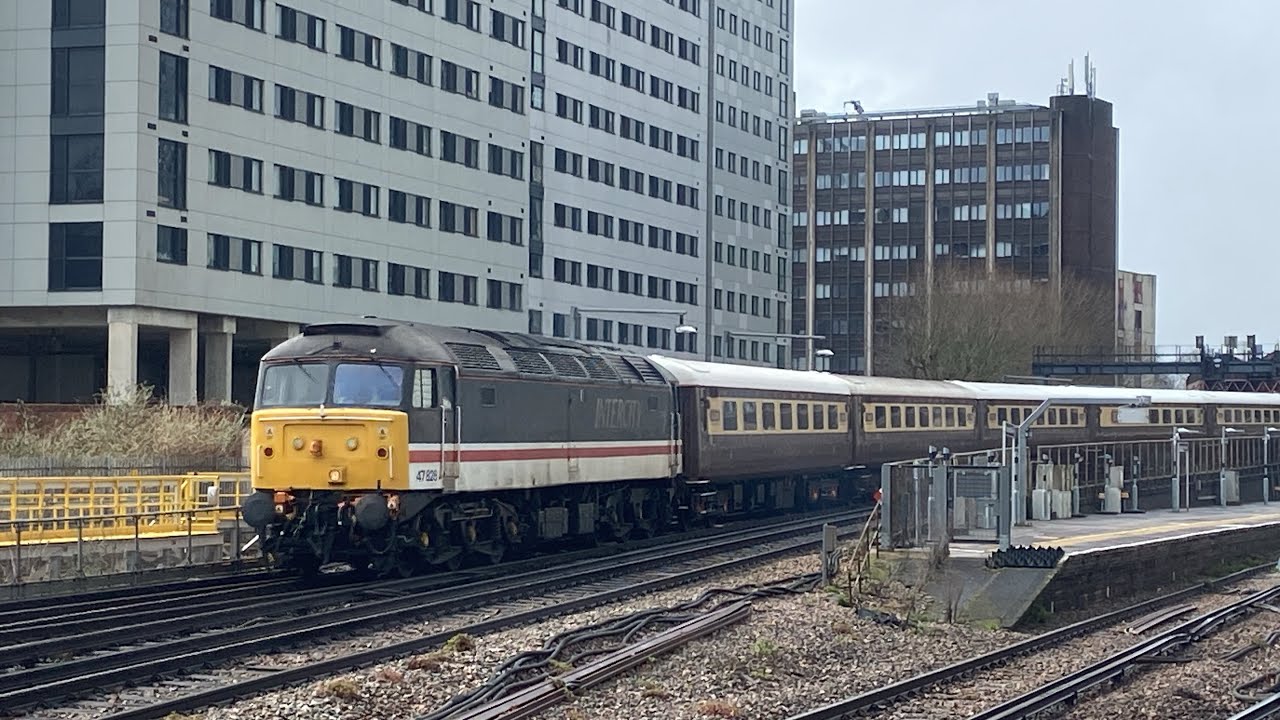 47828+47805 seen working the ‘Portsmouth Harbour Statesman’ ECS on 5Z57 ...