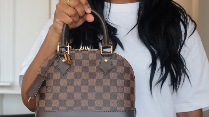 WHAT'S IN MY BAG  LOUIS VUITTON ALMA BB DAMIER AZUR 😍 ! 