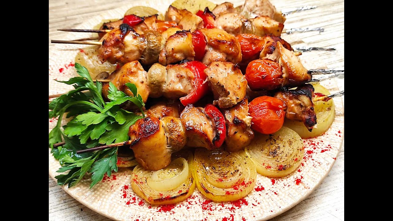 Курица на шпажках. Шашлычки на шпажках в духовке с овощами. Куриный шашлык с овощами. Шашлычки на шпажках в духовке с овощами. Шашлычки из курицы на шпажках.
