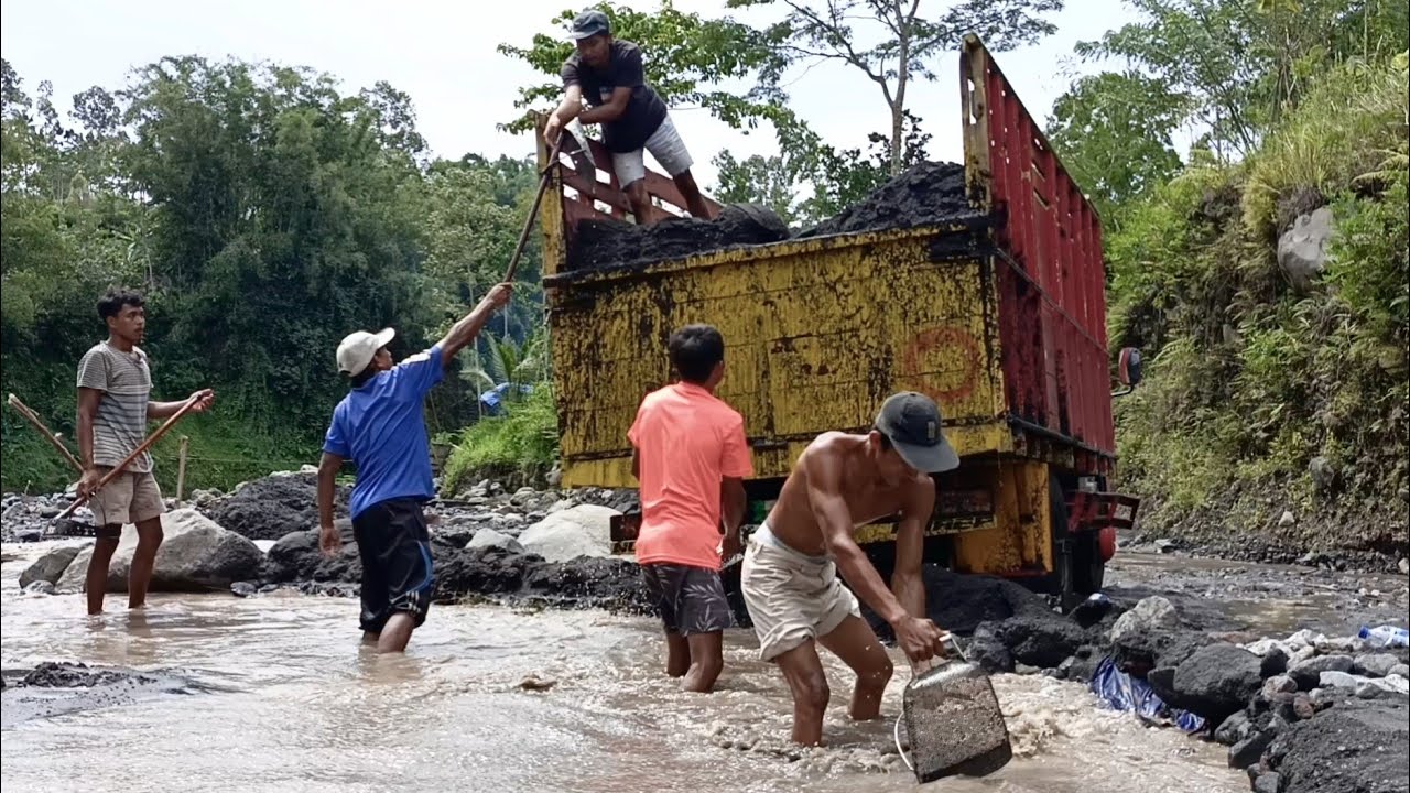 Black Sand From the Peak of Semeru For Casting Materials