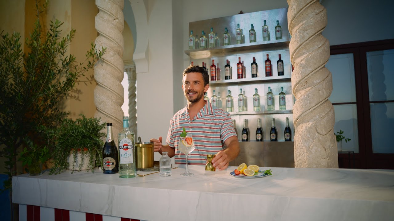 Jonathan Bailey makes the MARTINI Bianco Spritz