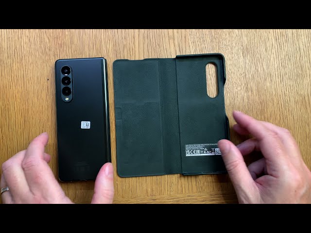 Samsung Leather Flip Cover in Phantom Green for the Samsung Galaxy Z Fold 3