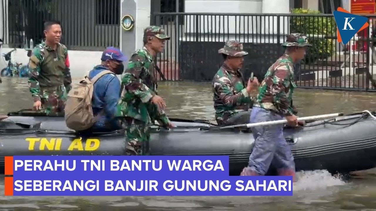 Jalan Gunung Sahari Banjir, Warga Menyeberang Pakai Perahu TNI