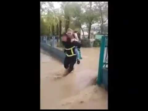 წყალდიდობა ქუთაისში - მაშველებს სკოლიდან ბავშვები გამოჰყავთ