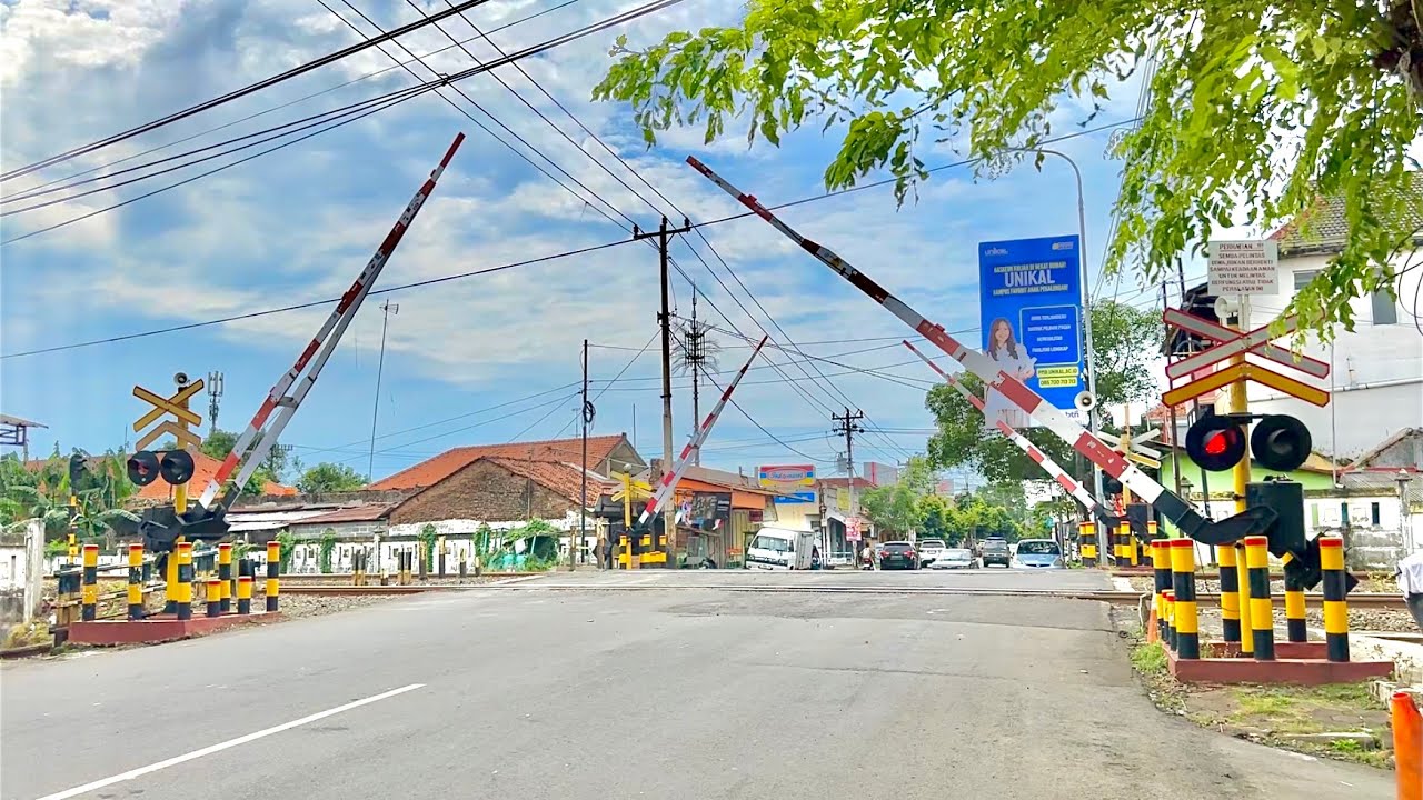 2 Perlintasan Kereta Api di Noyontaan Kota Pekalongan, Jawa Tengah