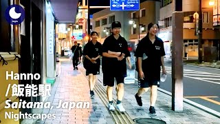 【飯能駅 / 夜の散歩】（埼玉県飯能市）シャッターが閉まった店舗が目立つ商店街と比較的新しい駅舎（2024/8/18/日）