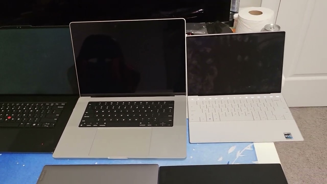 comparison between thinkpad z16 and m1 macbook pro screen reflaction
