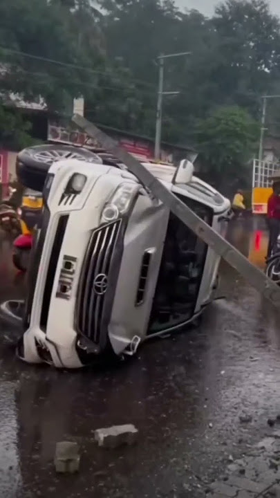 Kebalik deh... #Shorts #shortsvideo #funny #car #crash #viral #fyp