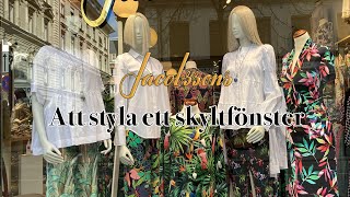 Vår Dekoratör Stylar Ett Skyltfönster