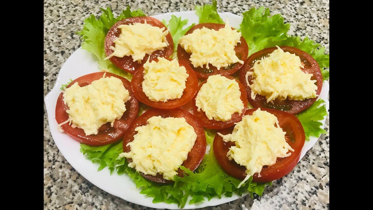 Готовая закуска из помидоров с сырной начинкой