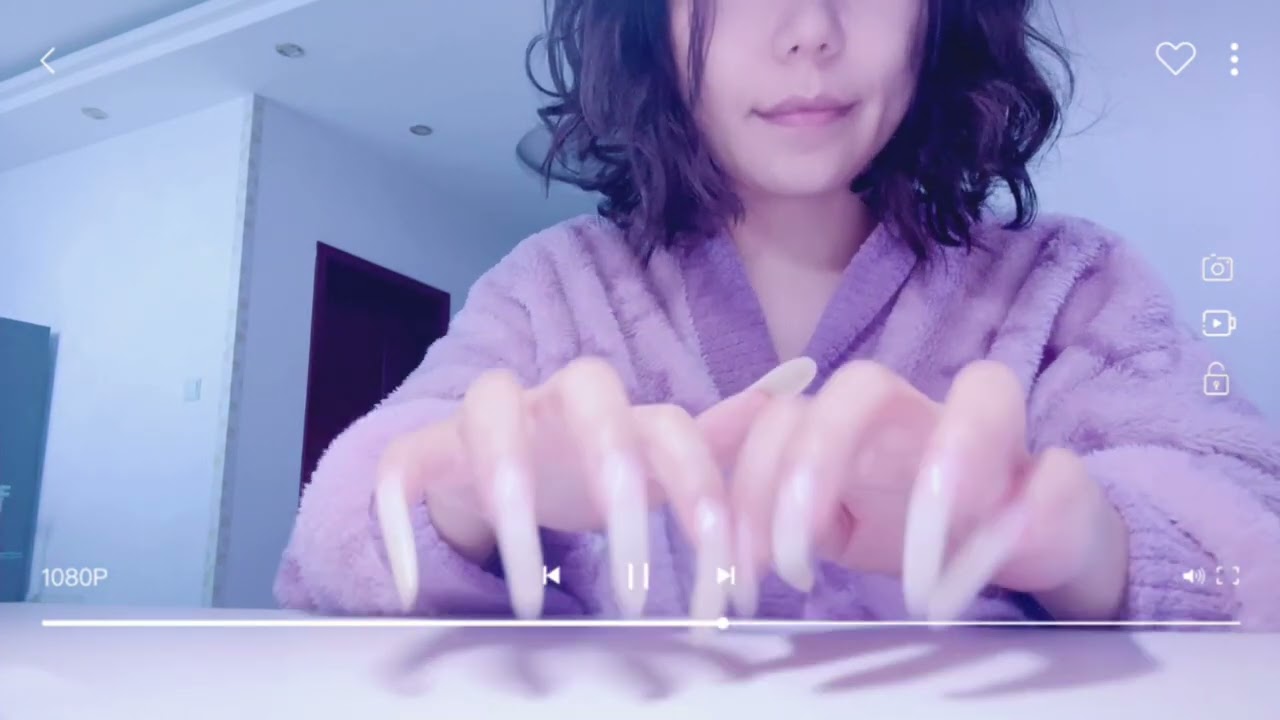 Long nails scratch the desktop and tickle.