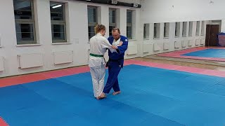 Judo - okuri-ashi-barai - zamiecenie obu nóg - rzut wykorzystujący błąd (Judopedia)