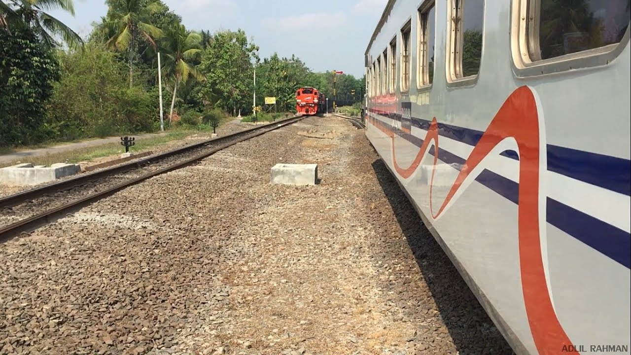 Kereta Api Rajabasa Silang Dengan Kereta Api Babaranjang