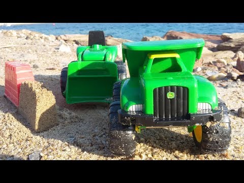 Видео для детей. Самосвал и Трактор строят гараж из песка