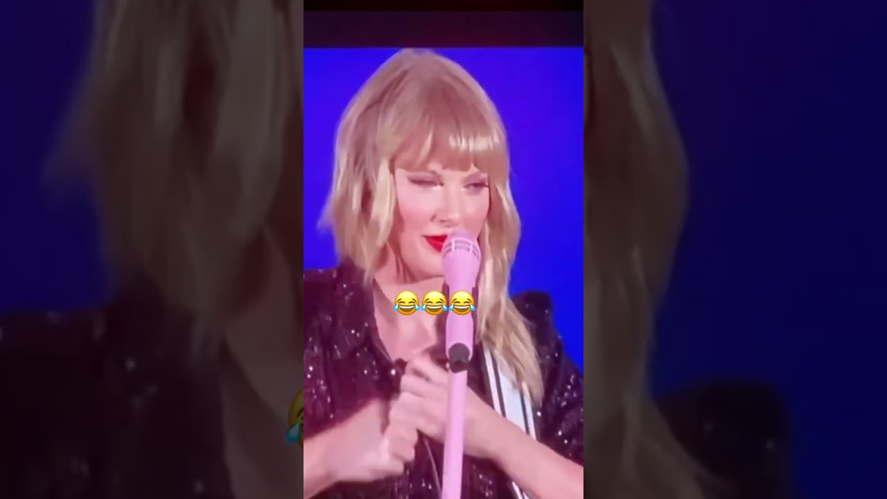 Когда фанаты бросают вещи на сцену + Бесценная реакция певцов🤣 #шорты