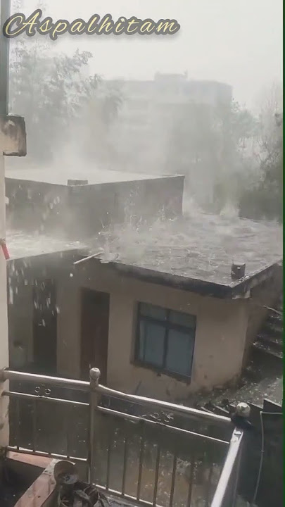 suara mengerikan ketika hujan es batu #hujan #hujanderas #esbatu #esbatukristal #viraltiktok