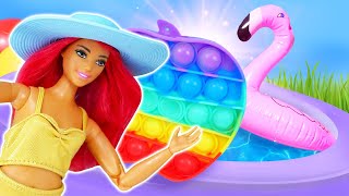 Кукла Барби играет с Антистресс ПОП ИТ (Pop It)! - Смешные игры одевалки. Видео куклы Barbie