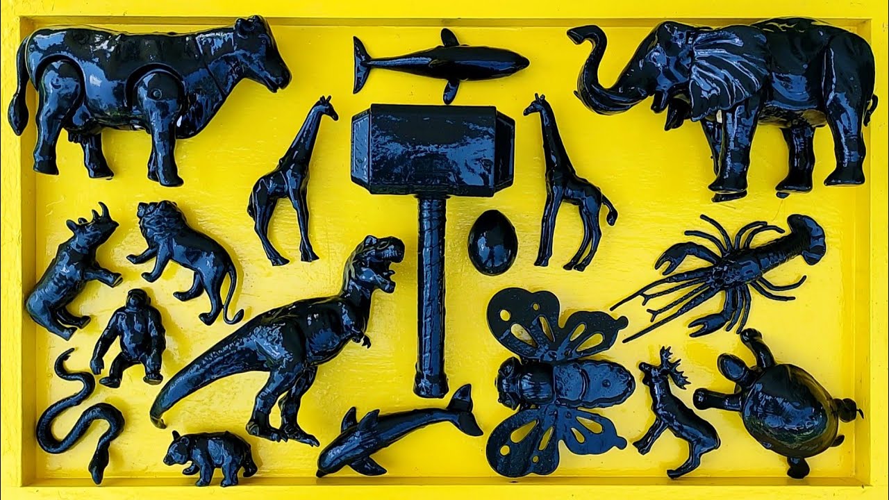 Membersihkan mainan hewan, sapi, bebek, angsa, ayam, gajah, singa, unta, buaya, zebra, kangguru.