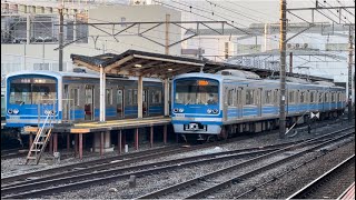 伊豆箱根鉄道大雄山線5000系5507編成（青色塗装・リニューアル車両）が大雄山行きとして小田原駅1番線を発車するシーン（2023.12.29.7:23）