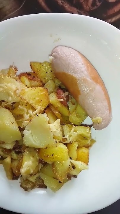 Жареная картошка с копчëным салом, сыром и сарделька - YouTube