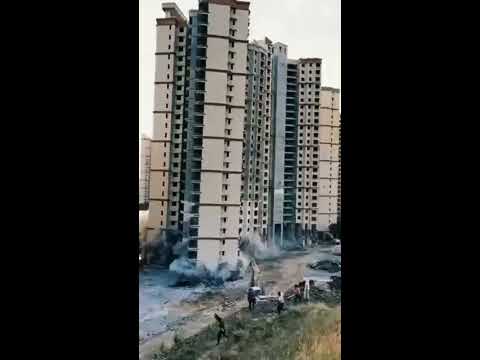 شاهد كيف يتم ازالة الأبنية الضخمة..في لحظة سقط😲