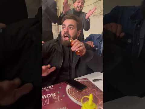 لما تامر عاشور يغني في فرح شعبي