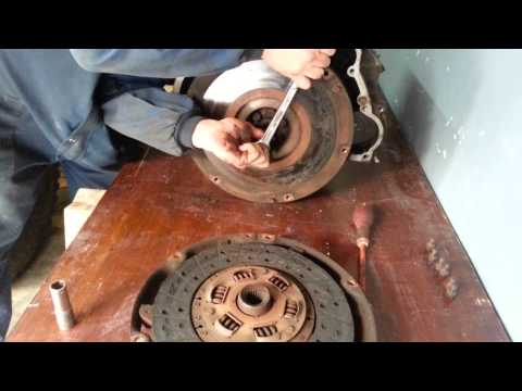 Video: ¿Cómo se quita un volante de inercia de una cortadora de césped?