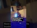 Gece scooter motor ile buzdolabı taşıyan bir kişi görüntülendi.