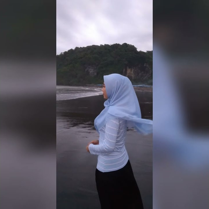 wanita galau di tepi laut