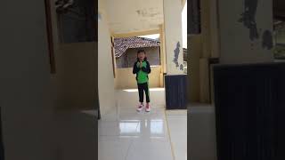 Menirukan gerakan katak melompat