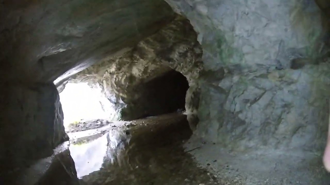 Barlang az út szélén