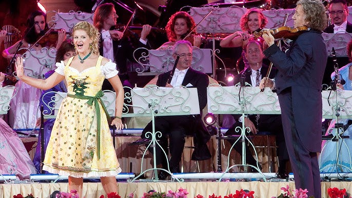 André Rieu & Mirusia - Zwei Kleine Italiener - YouTube