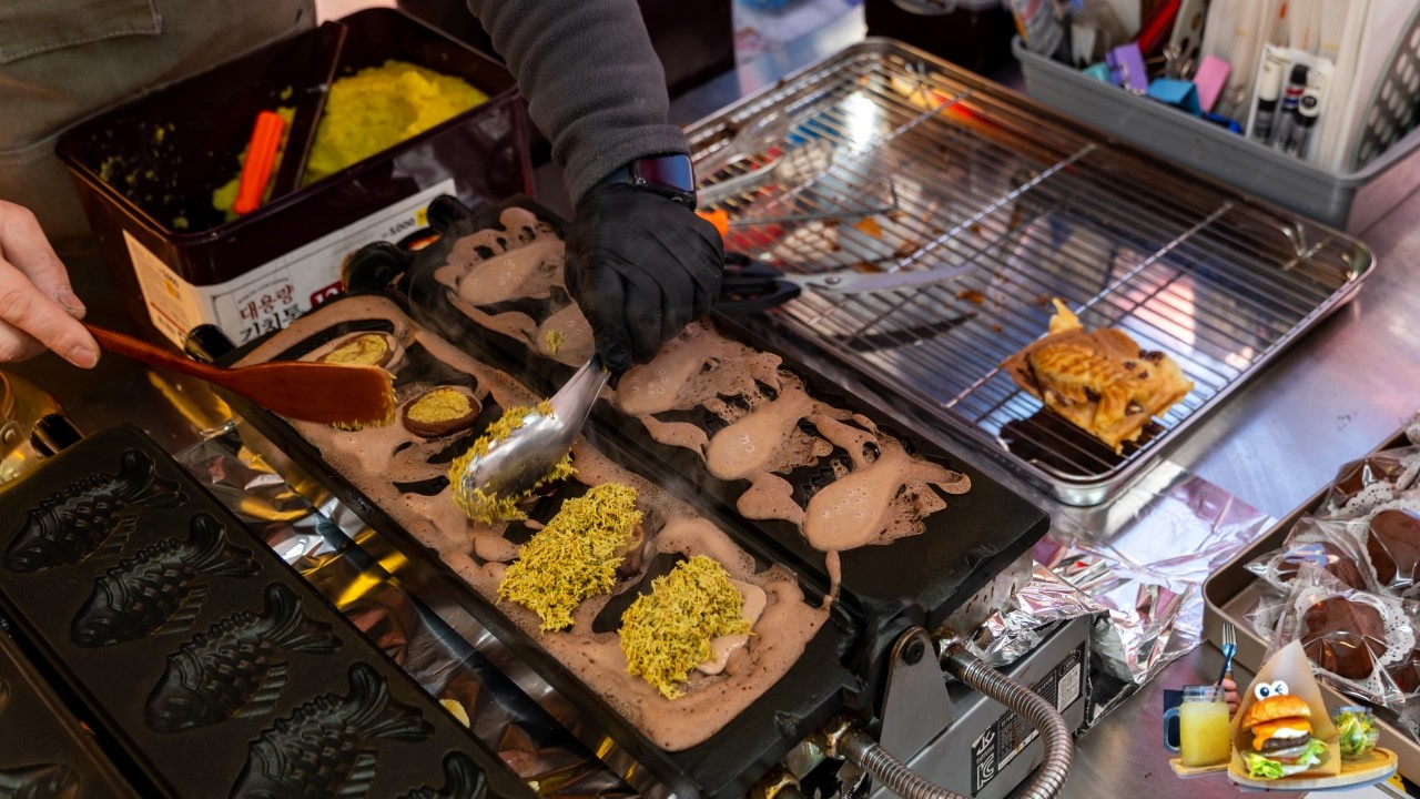 🇰🇷 Korean Street Food - Bungeoppang Filled with DUBAI CHEWY COOKIE?!