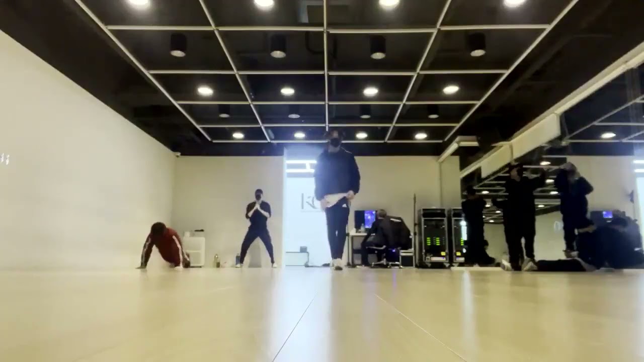 [에이티즈] 우영인 커버댄스 뒤에선 각자할일