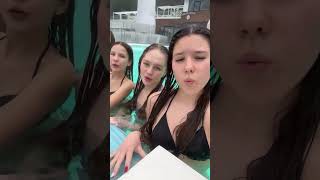 Amigas En La Piscina