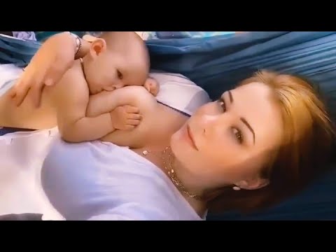 MOM BREASTFEEDING BABY IN PUBLIC || 🥰🥰 BREASTFEEDING MOM OF 10 || #shorts #mom #breastfeeding #viral