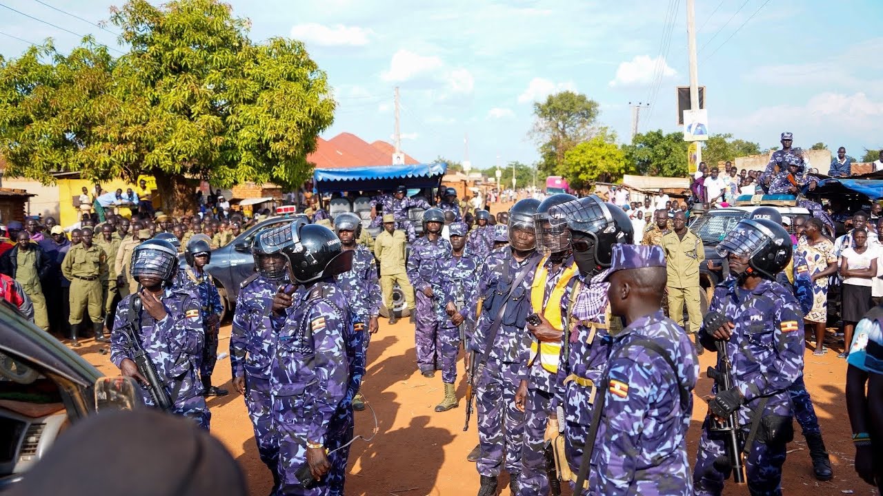 Боби Вайн читает лекцию полицейским, которые не позволили ему въехать в город Букедеа.
