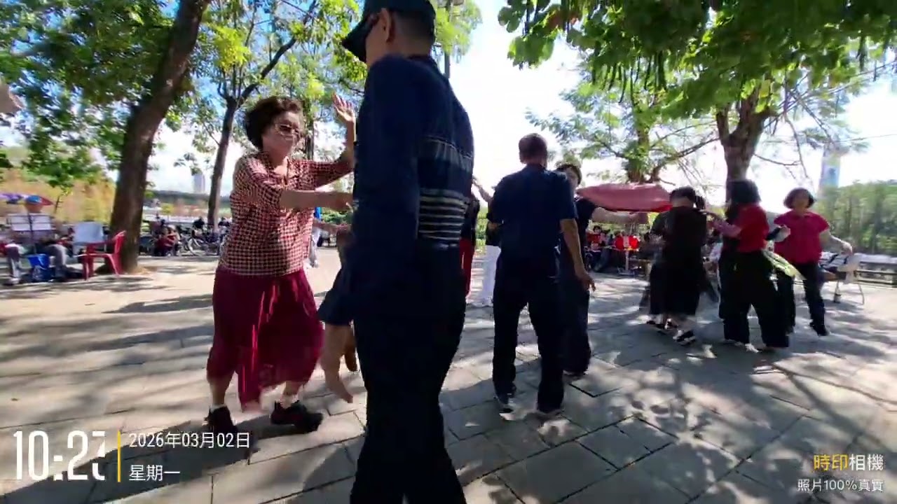 金獅湖廣場小姐唱歌跳舞