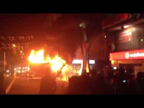 AKP seçim arabasını yaktılar.