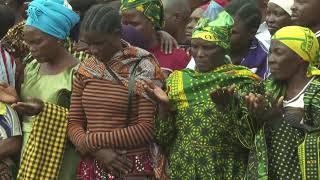 Mwenyekiti Wa Ccm Dkt Samia Akiwasalimia Wananchi Wa Chamwino Akielekea Kuchukua Fomu Ya Urais