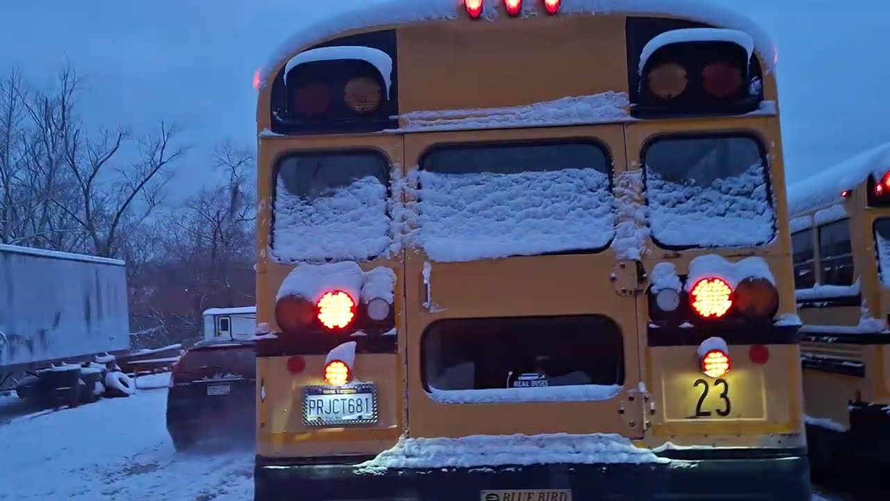 Запуск двигателя школьного автобуса в снежную погоду при температуре 18 градусов и световое шоу (...
