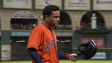 TEX@HOU: Altuve stretches, exits with neck discomfort