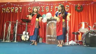 Chham chham nachideuna kammar hallai hallai.