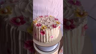 Bolo floral delicado #bolos #decoração #confeitaria