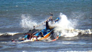 Perahu KM SURYA ABADI Terjang Ombak  Penuh Bui