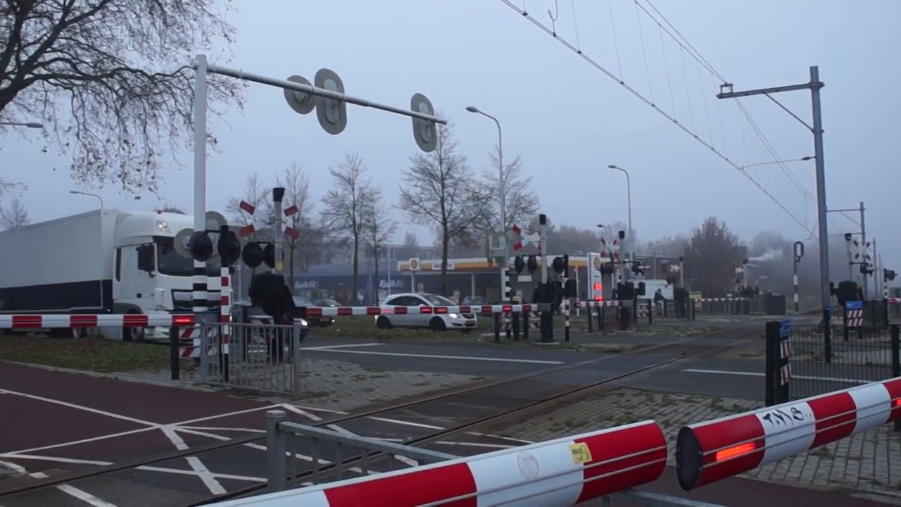 Kersttrein passeert de breedste overweg van Nederland!
