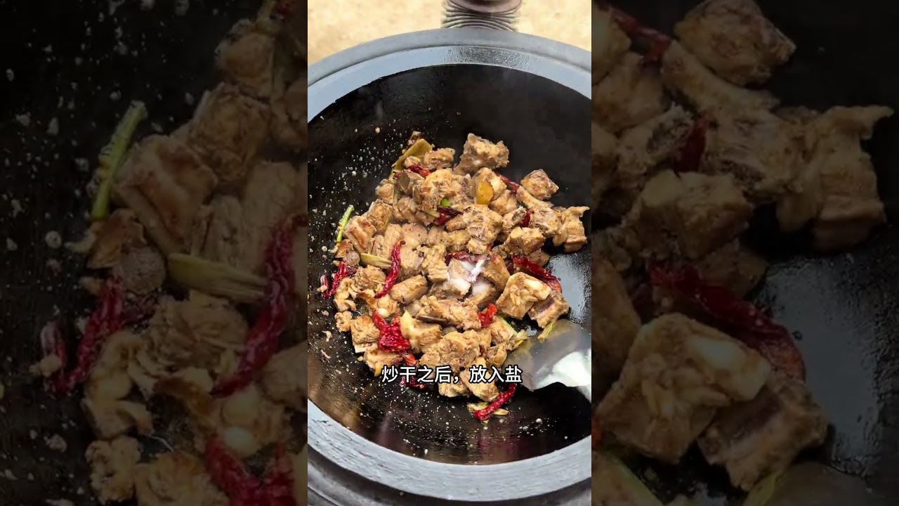 排骨炖到一抿脱骨，酱香漫进每丝肉里；卷子吸满浓稠肉汁，软韧麦香裹着油润咸鲜，这道武威人餐桌上的硬核美味，是烟火气里家的味道#排骨垫卷子 #武威美食 #记录我的农村生活