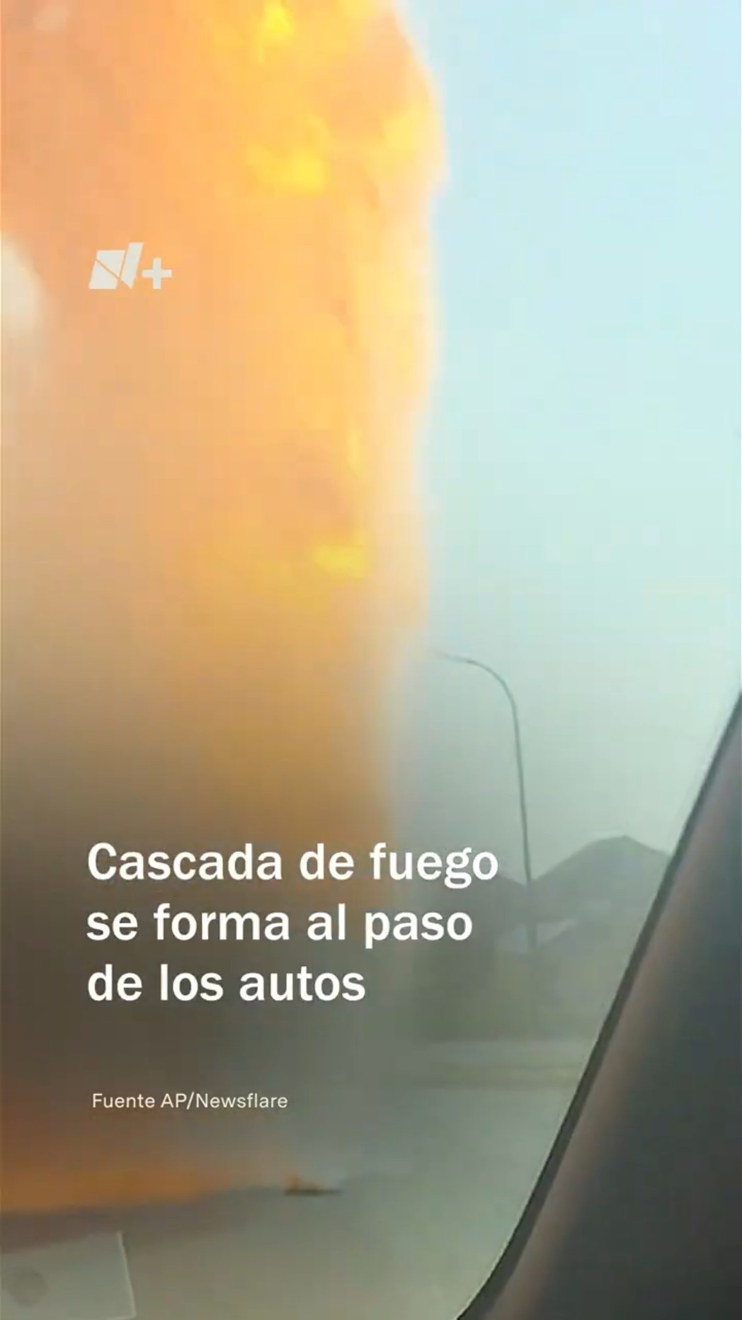Cascada de fuego se forma al paso de los autos - N+ #Shorts